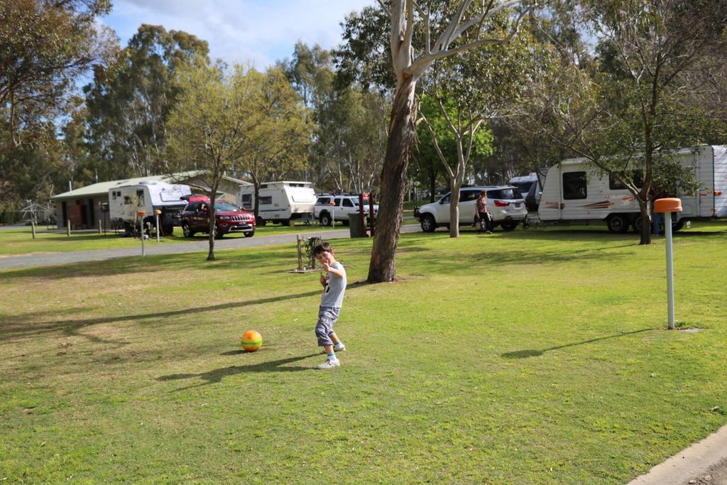 Deniliquin Riverside Caravan Park Exterior foto